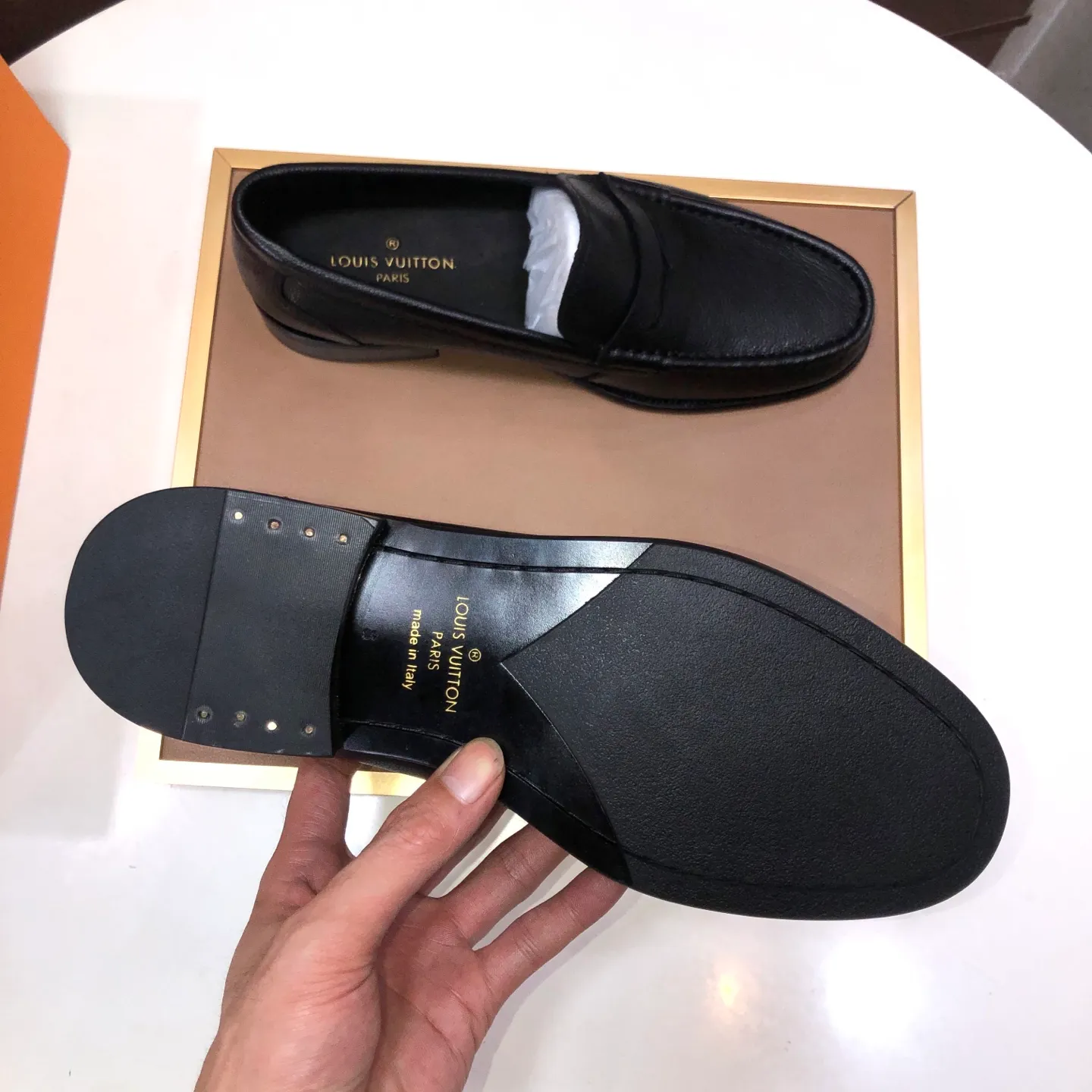 Men's men's shoes💰540💰[LV] (original single cowhide lining)🍀LV's latest genuine leather business suit shoes are available on the official website at the same time. The first-layer cowhide imported from Italy is made of heavy gold, and the official website has a 1:1 rubber outsole. Versatile to wear, high-end without losing class, and the color combination is extraordinary. This four-season style is alluring when worn on your feet, showing off your big-name flair. Standard code 38-45 (45 customized)